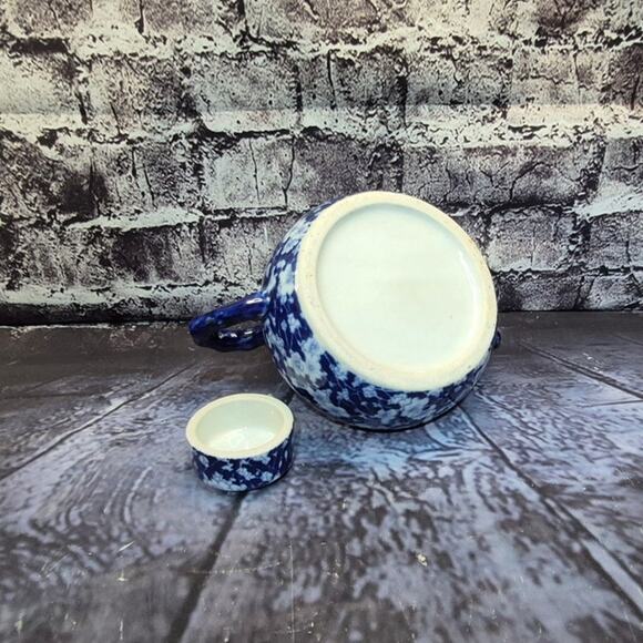 Vintage Floral Blue and White Teapot - Picture 5 of 7